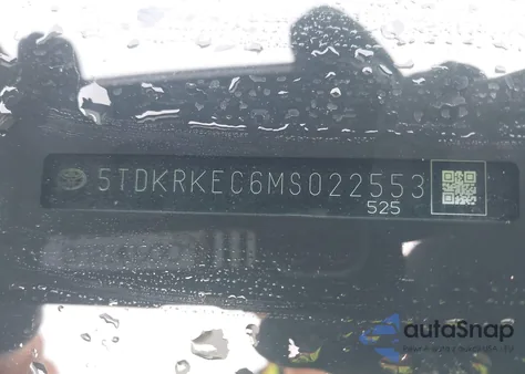 2021 Toyota Sienna Le z USA, uszkodzony, nr VIN 5TDKRKEC6MS022553